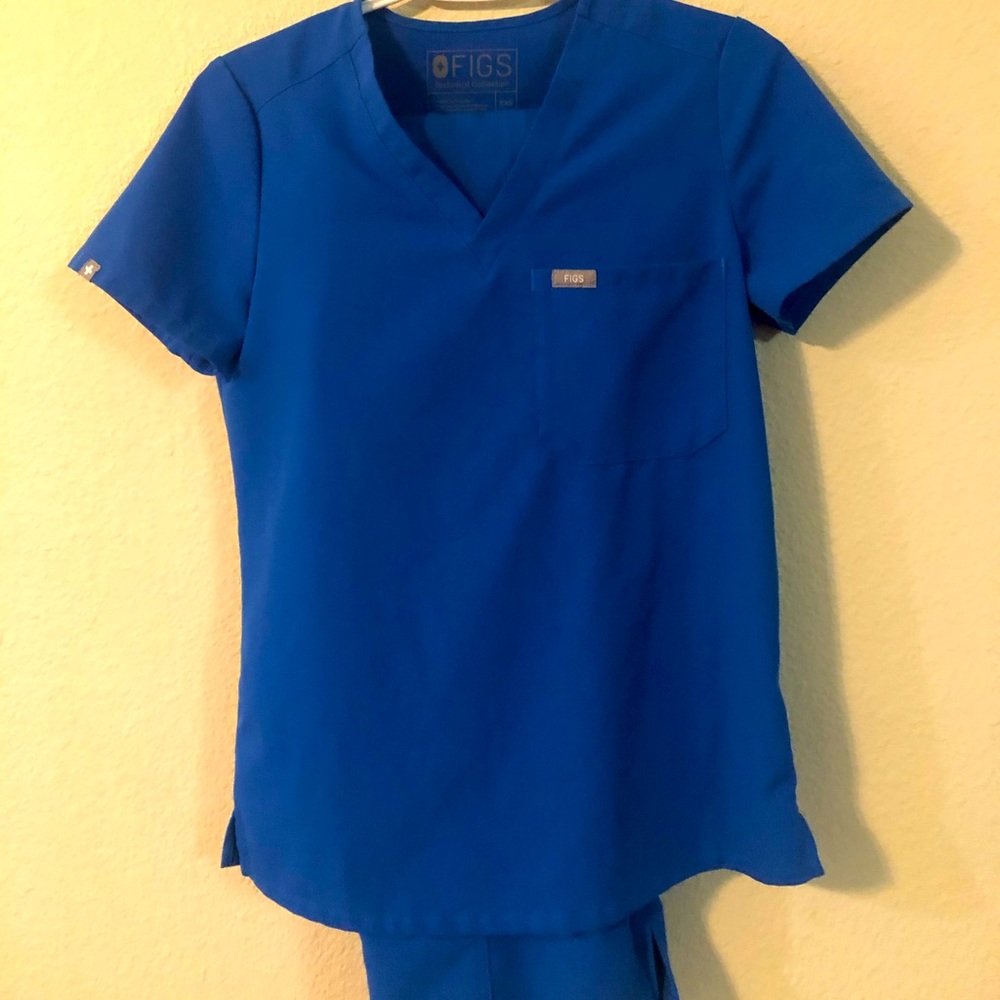 FIG SCRUB SET -SCRUB TOP WITH CARGO PANTS